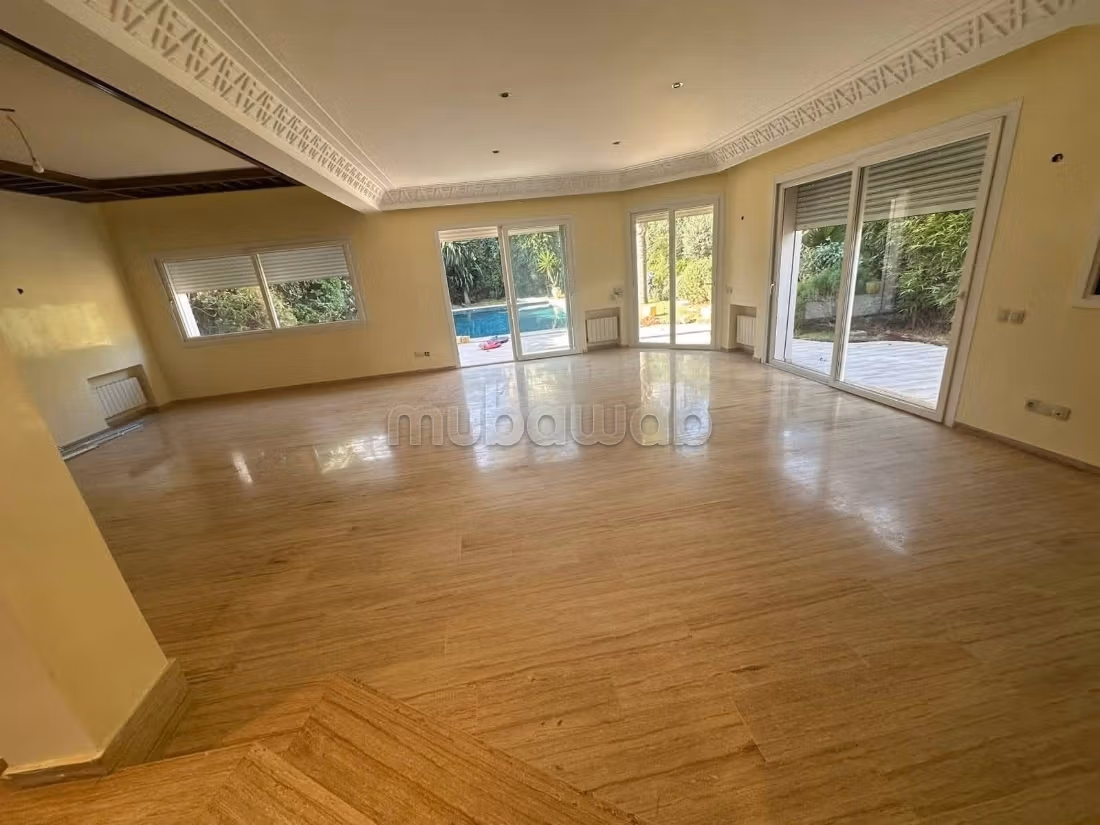 Villa de haut standing à louer à Californie.
Superficie 500 m².
Piscine