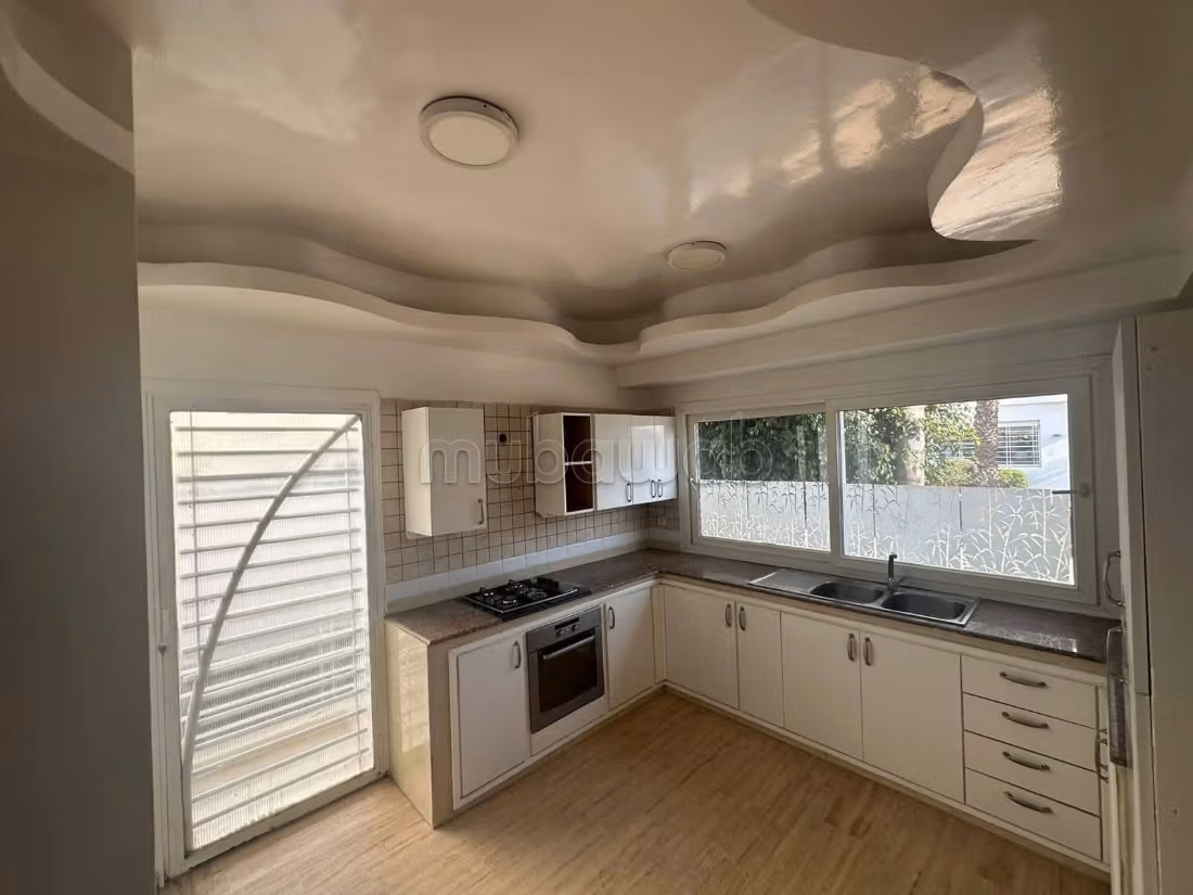 Villa de haut standing à louer à Californie.
Superficie 500 m².
Piscine