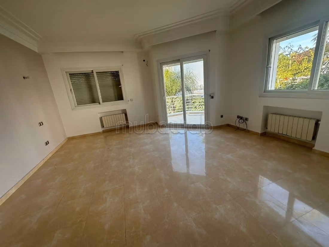 Villa de haut standing à louer à Californie.
Superficie 500 m².
Piscine