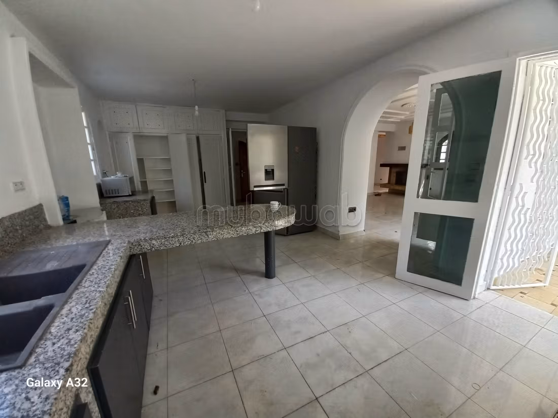 Beautiful villa for rent in El Manar El Hank. 5 rooms. Green areas, Balcony