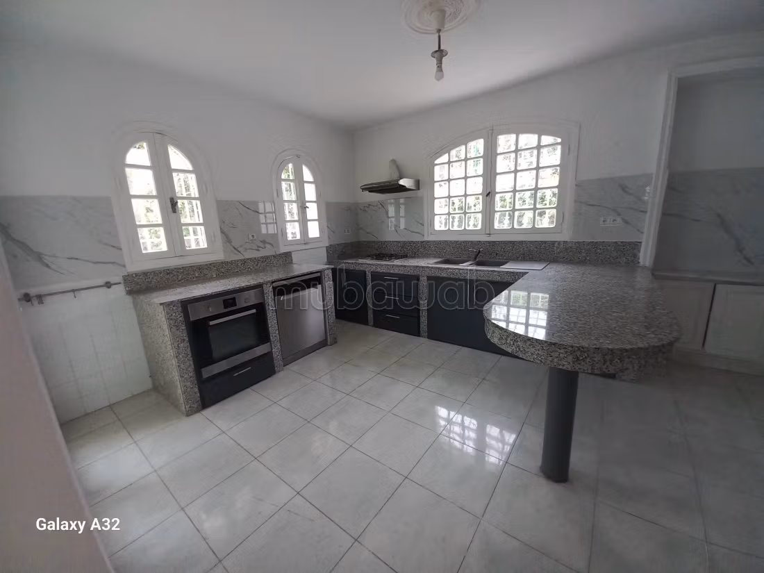 Beautiful villa for rent in El Manar El Hank. 5 rooms. Green areas, Balcony