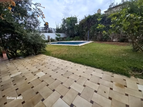 Villa de haut standing à louer à val d anfa. 5 chambres. Tout confort avec cheminée et climatisation