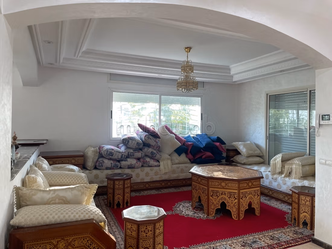 Preciosa villa en alquiler. Pequeña superficie 299 m². Espacios verdes, Balcón