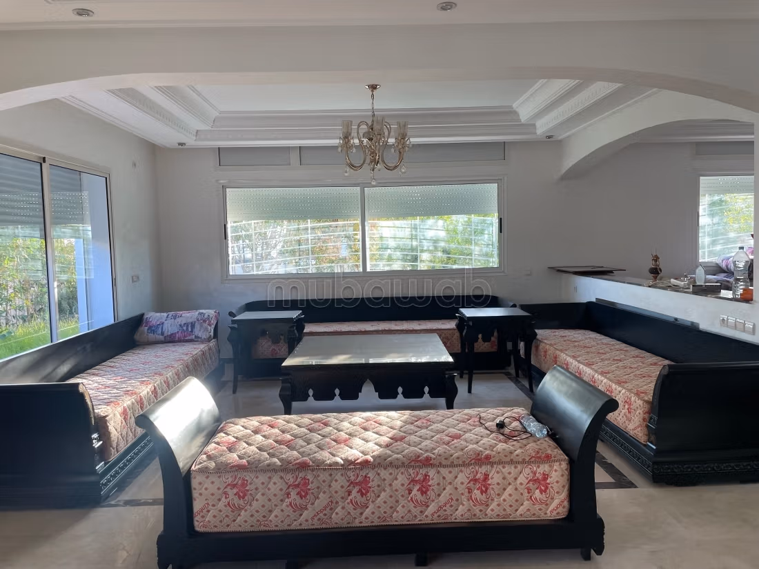 Preciosa villa en alquiler. Pequeña superficie 299 m². Espacios verdes, Balcón
