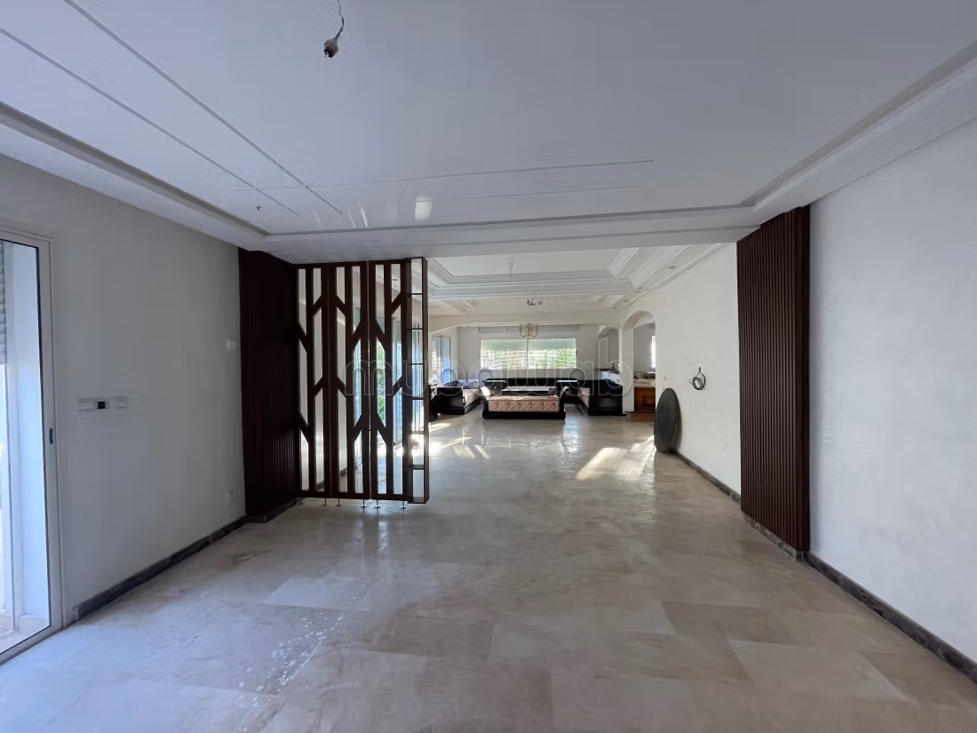 Preciosa villa en alquiler. Pequeña superficie 299 m². Espacios verdes, Balcón