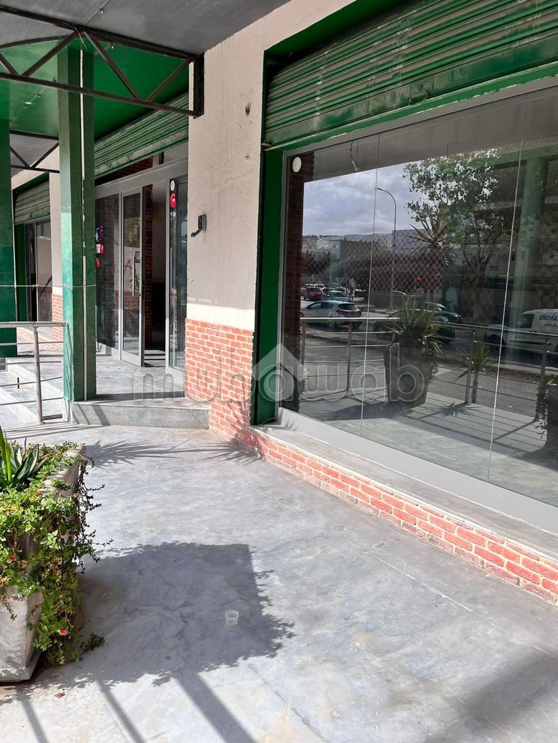 Offices & shops to rent. Dimension 200 m²