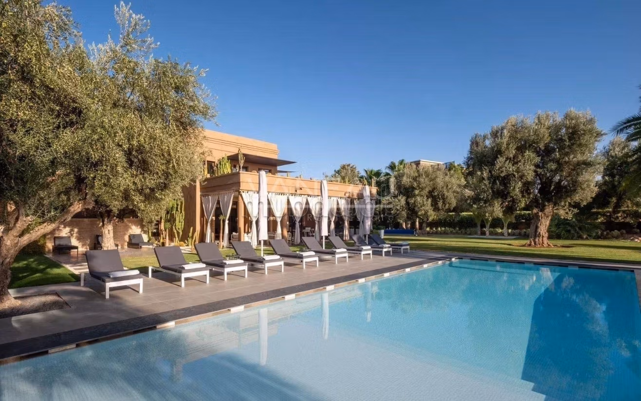 Villa de alto standing en venta. Superficie de 850 m². Espacios verdes, plazas de estacionamiento