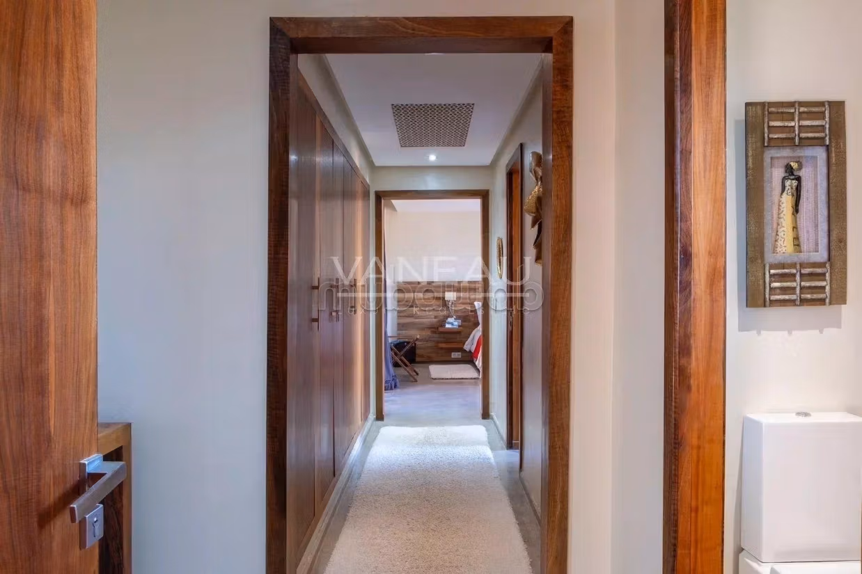 Villa de alto standing en venta. Superficie de 850 m². Espacios verdes, plazas de estacionamiento
