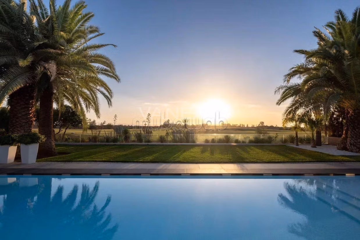 Villa de alto standing en venta. Superficie de 850 m². Espacios verdes, plazas de estacionamiento