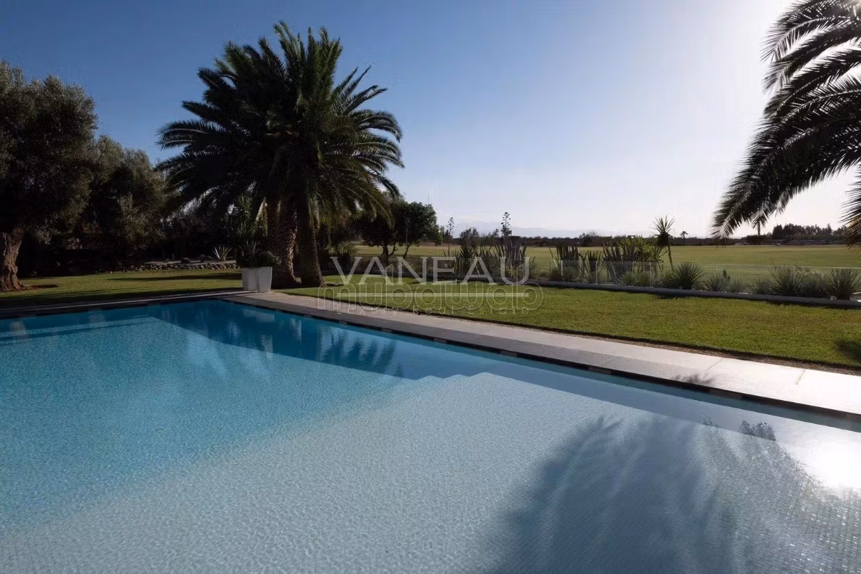 Villa de alto standing en venta. Superficie de 850 m². Espacios verdes, plazas de estacionamiento