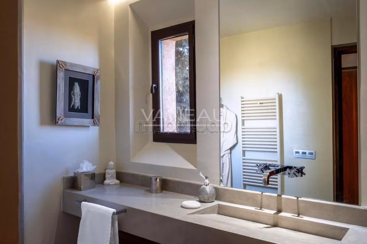 Villa de alto standing en venta. Superficie de 850 m². Espacios verdes, plazas de estacionamiento