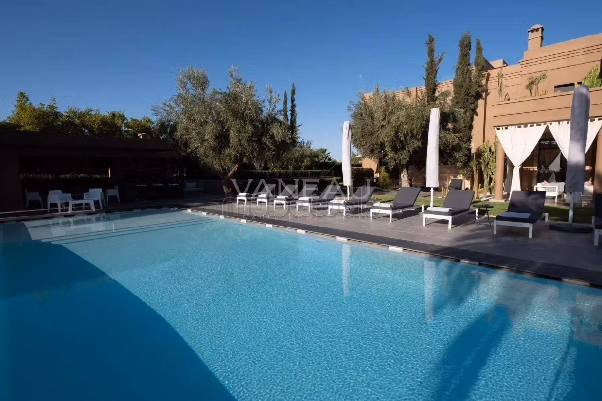 Villa de alto standing en venta. Superficie de 850 m². Espacios verdes, plazas de estacionamiento