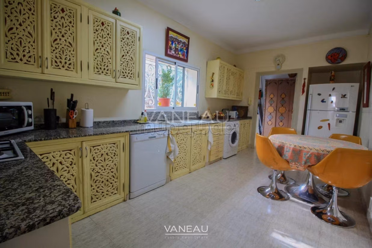Villa de alto standing en venta. Pequeña superficie 650 m². Seguridad 24/24