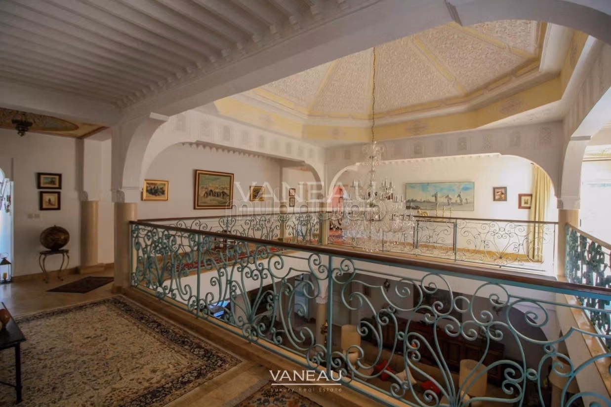 Villa de alto standing en venta. Pequeña superficie 650 m². Seguridad 24/24