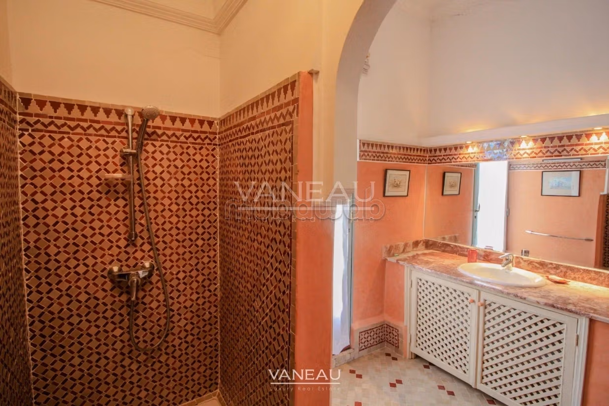Villa de alto standing en venta. Pequeña superficie 650 m². Seguridad 24/24