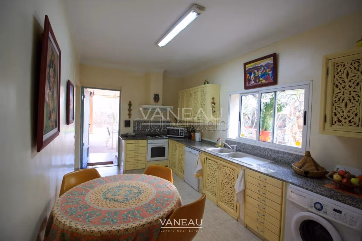 Villa de alto standing en venta. Pequeña superficie 650 m². Seguridad 24/24