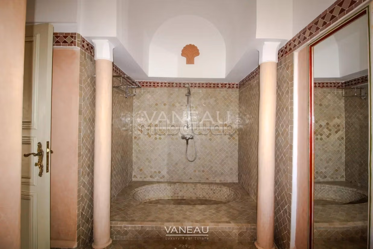 Villa de alto standing en venta. Pequeña superficie 650 m². Seguridad 24/24
