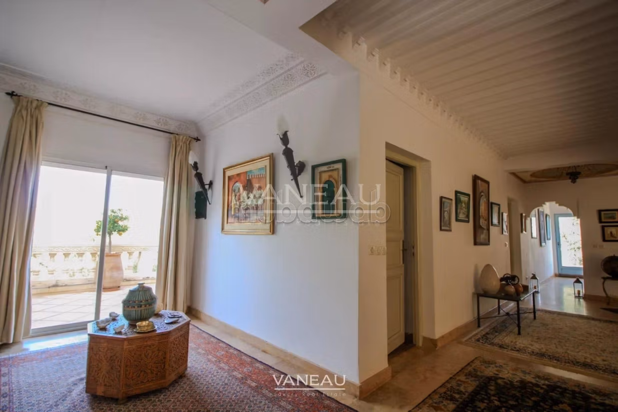 Villa de alto standing en venta. Pequeña superficie 650 m². Seguridad 24/24