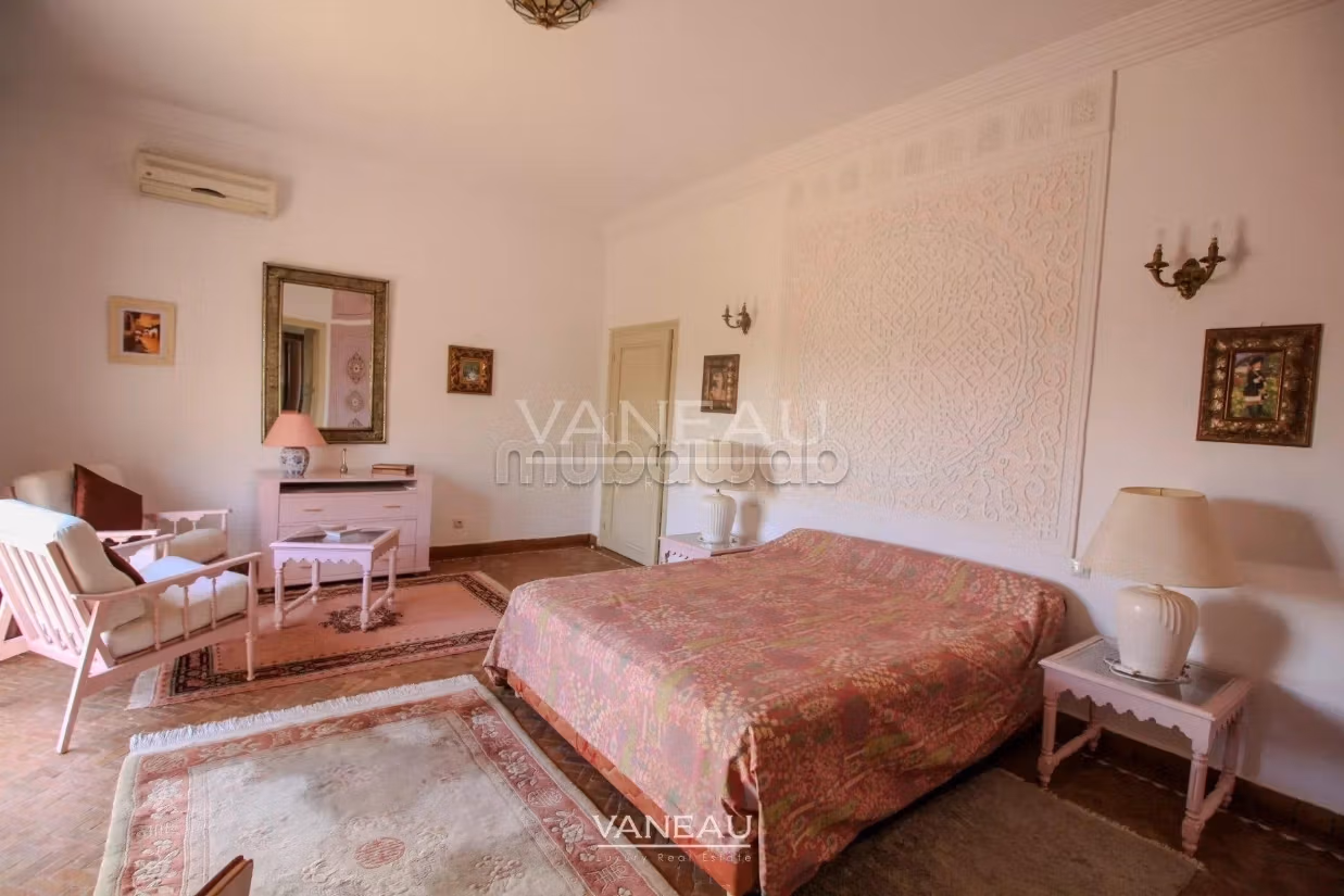Villa de alto standing en venta. Pequeña superficie 650 m². Seguridad 24/24