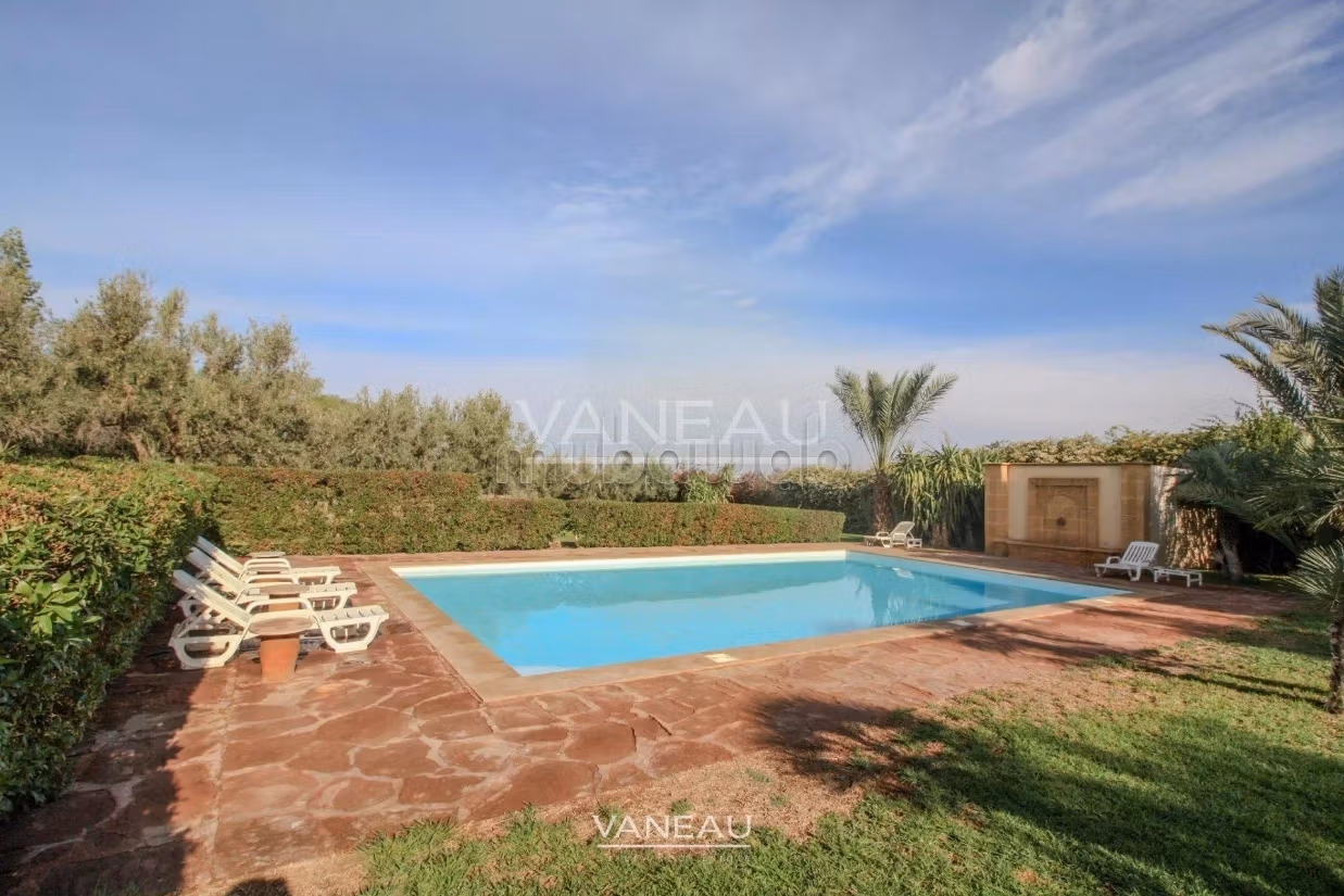 Villa de alto standing en venta. Pequeña superficie 650 m². Seguridad 24/24