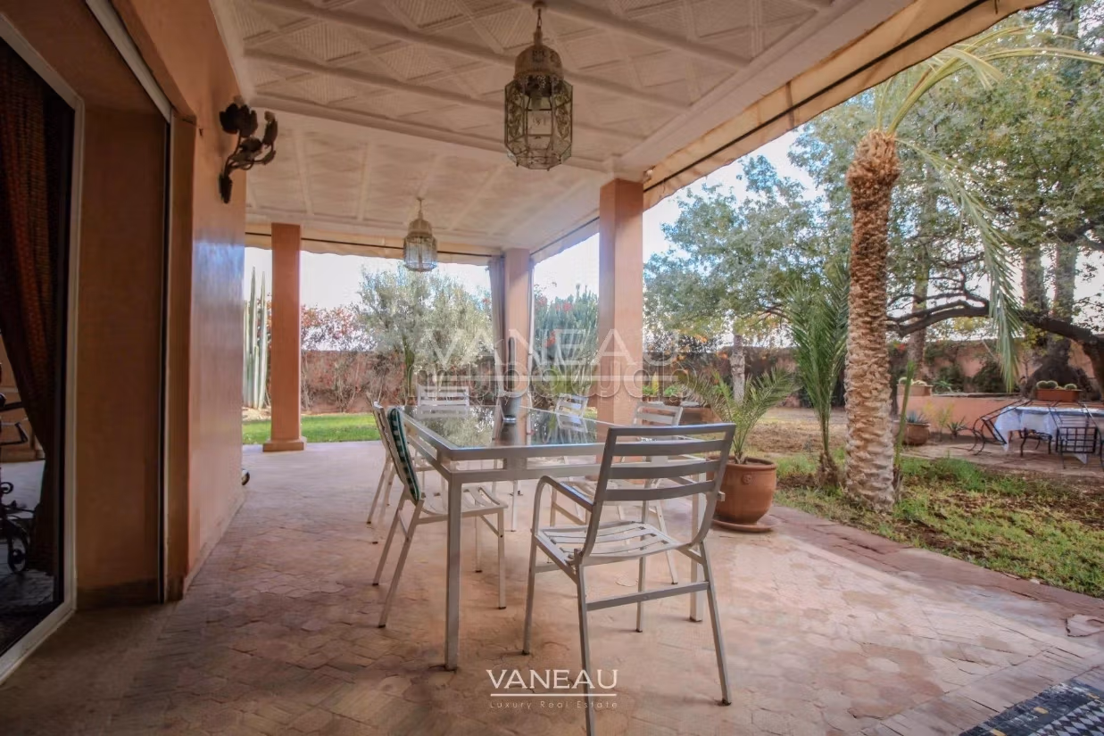 Villa de alto standing en venta. Pequeña superficie 650 m². Seguridad 24/24