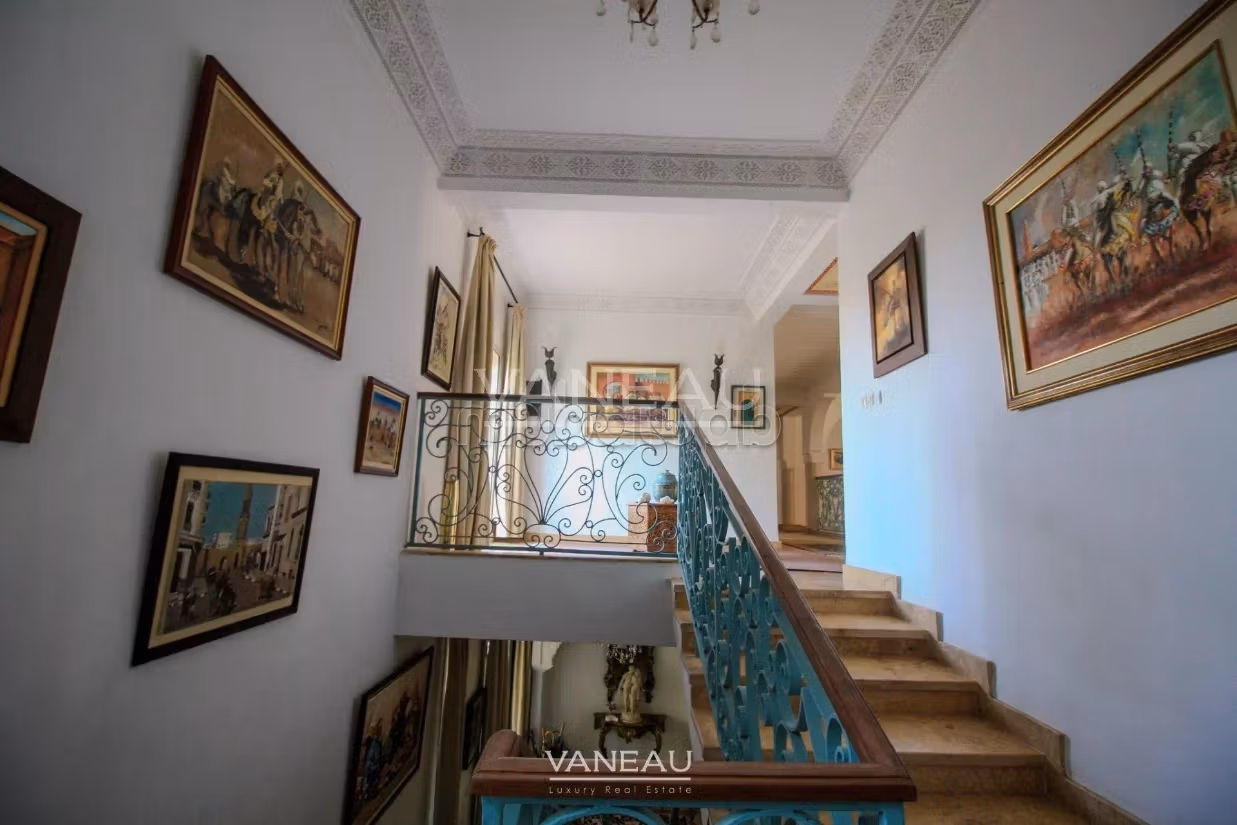 Villa de alto standing en venta. Pequeña superficie 650 m². Seguridad 24/24