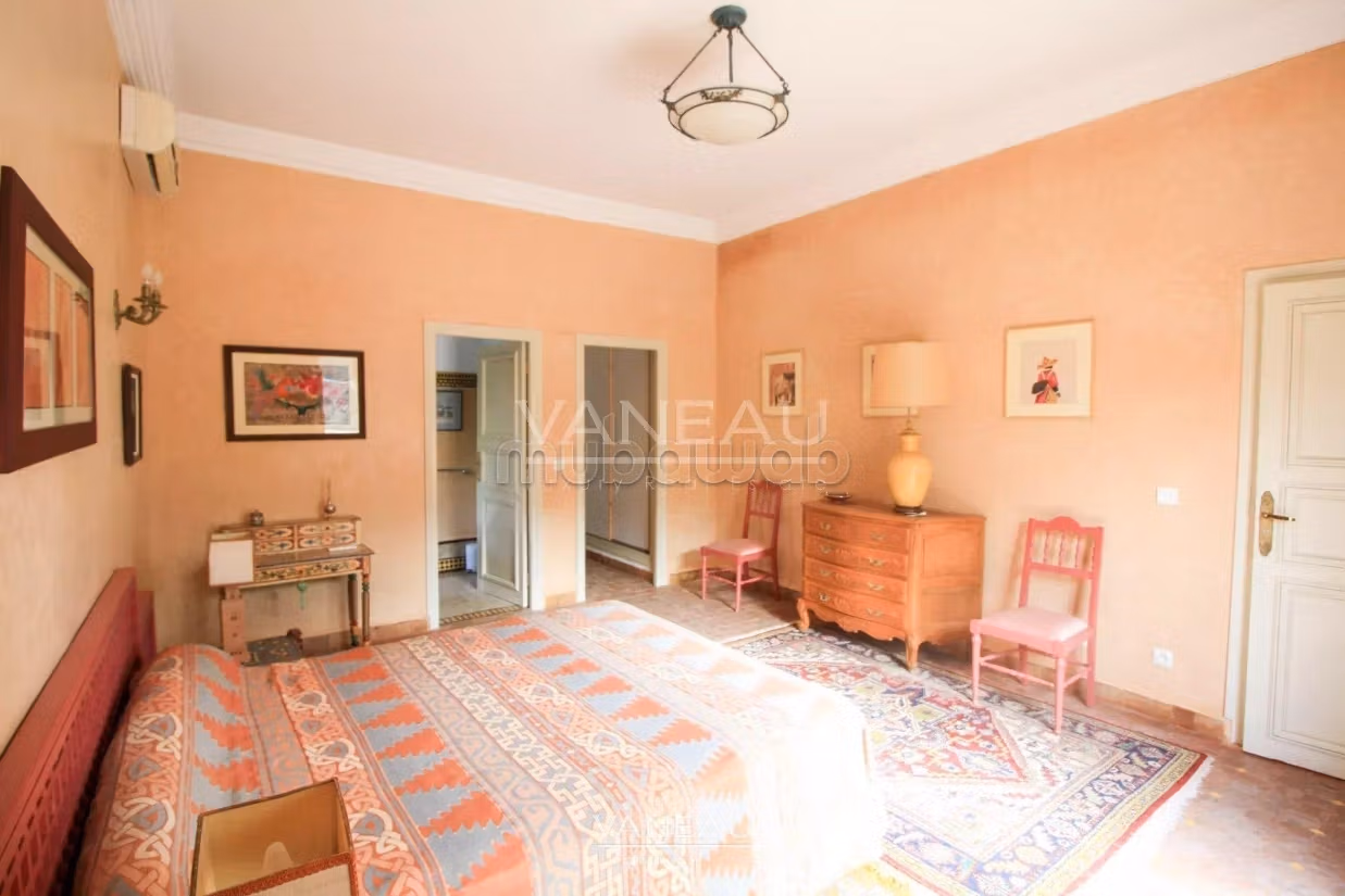 Villa de alto standing en venta. Pequeña superficie 650 m². Seguridad 24/24