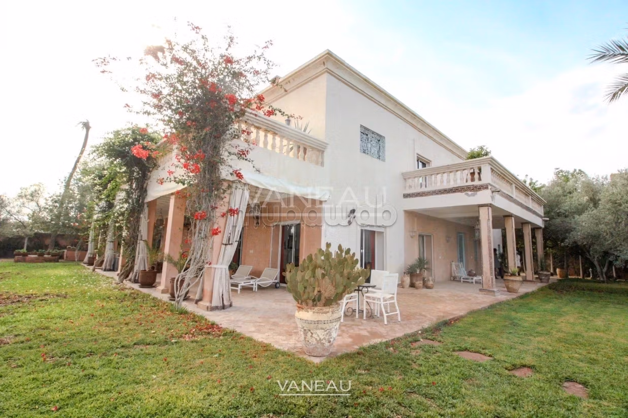 Villa de alto standing en venta. Pequeña superficie 650 m². Seguridad 24/24