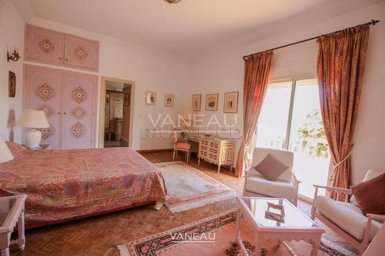 Villa de alto standing en venta. Pequeña superficie 650 m². Seguridad 24/24