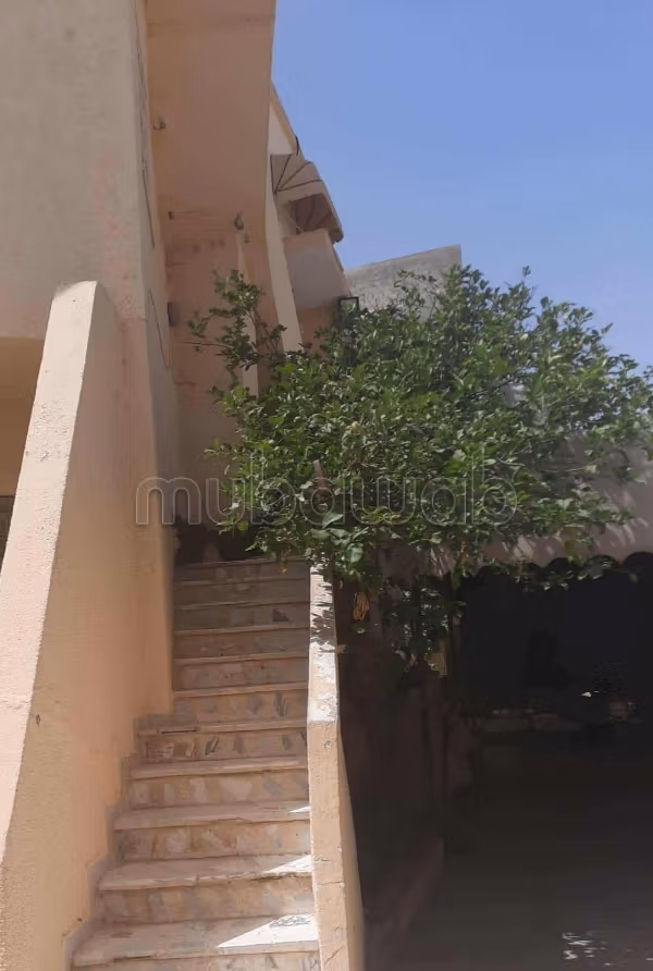 Bellissima casa in vendita a El Mourouj 2. Superficie 425 m². Posto auto e giardino