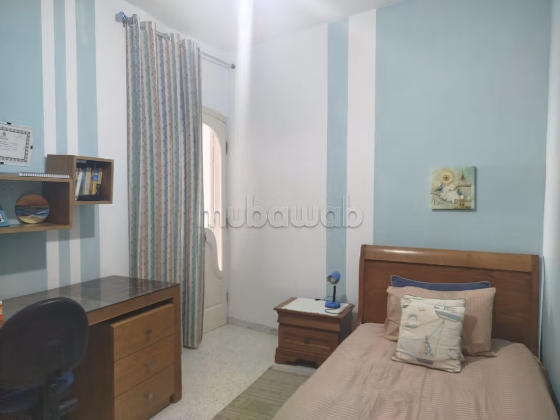 Vendita di un bell'appartamento a Sakiet Ezzit. 6 camere. Terrazzo e giardino