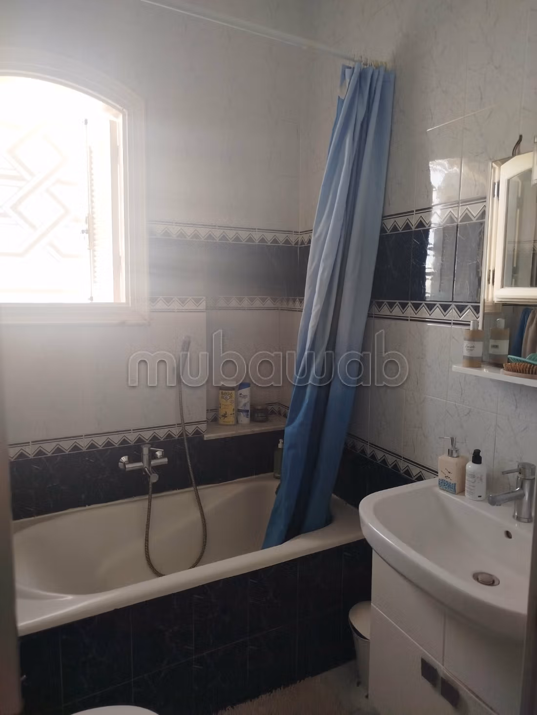 Vendita di un bell'appartamento a Sakiet Ezzit. 6 camere. Terrazzo e giardino