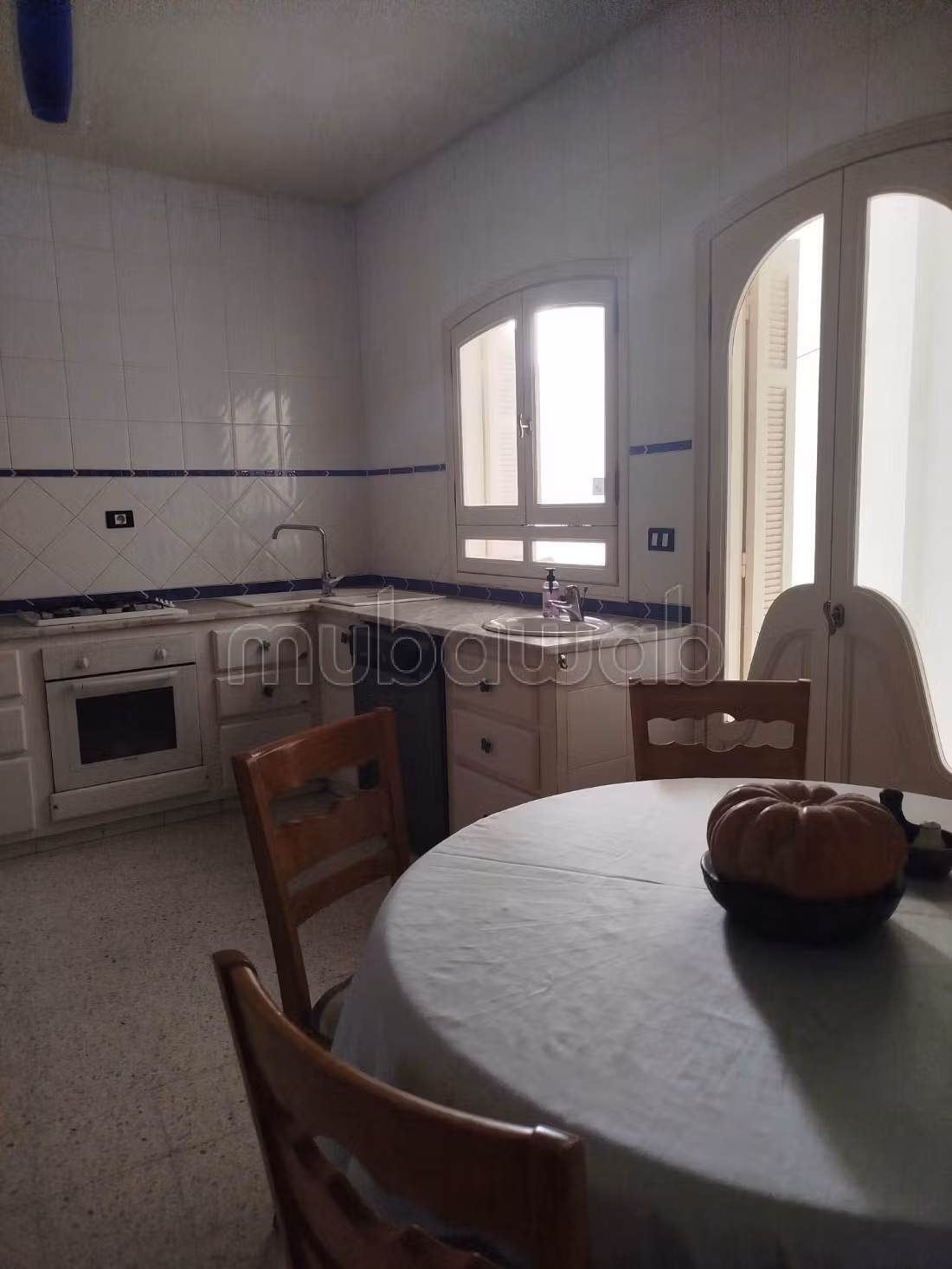 Vendita di un bell'appartamento a Sakiet Ezzit. 6 camere. Terrazzo e giardino