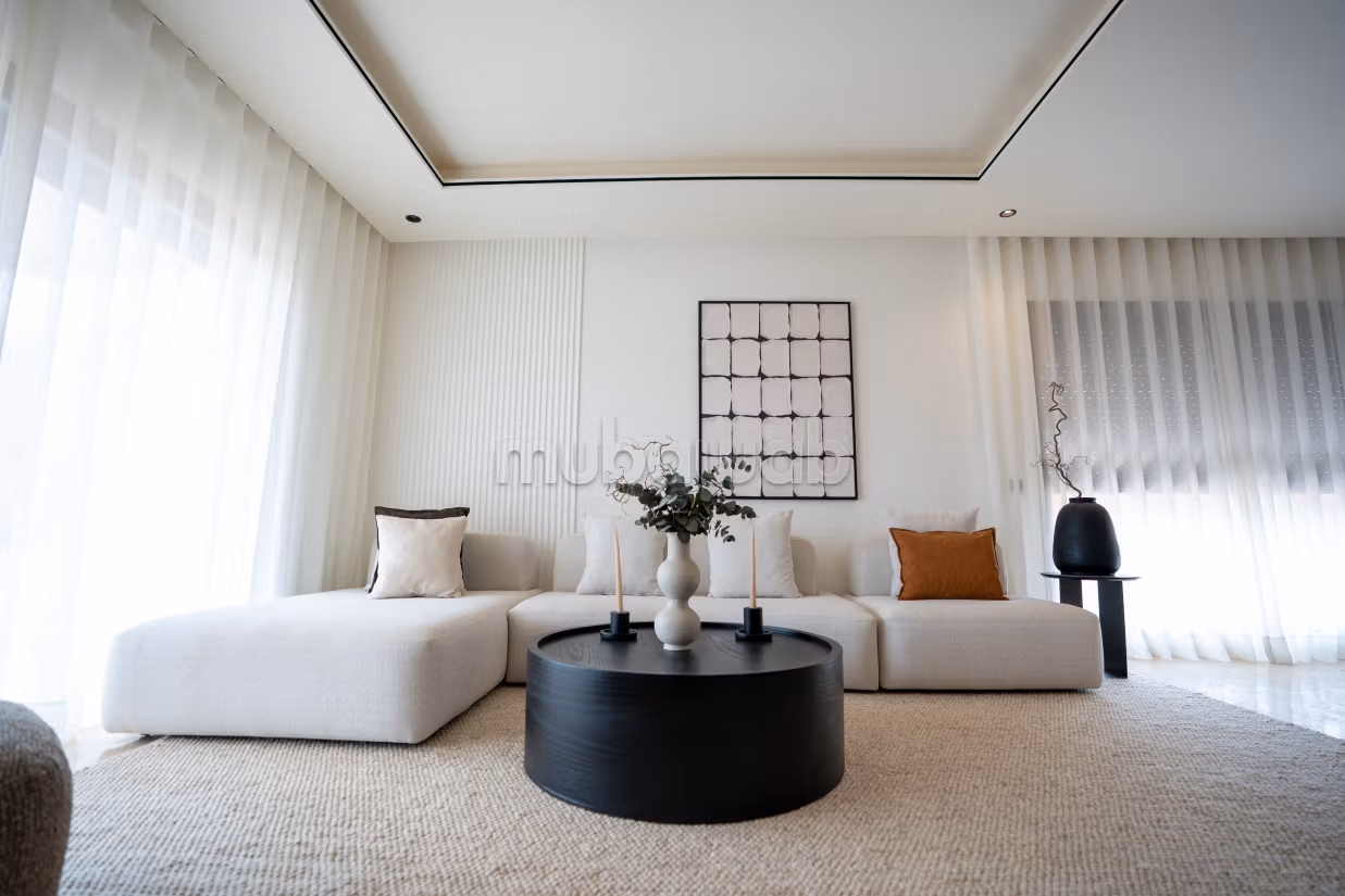 Find an apartment to buy in Californie. 4 large living areas. Cellar