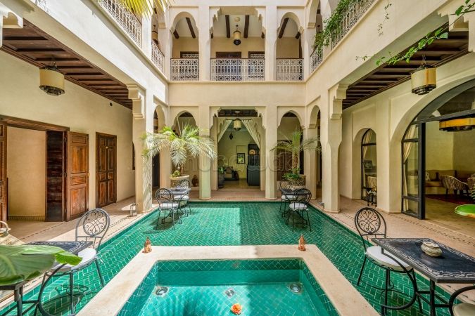 Buy your riad in Arset El Houta. 13 comfortable rooms. Cellar