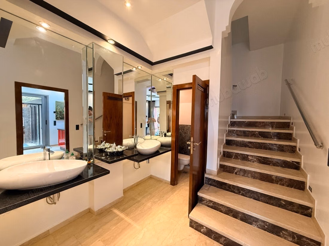 فيلا جميلة للكراء بطريق اوريكا. 5 قطع. مفروشة