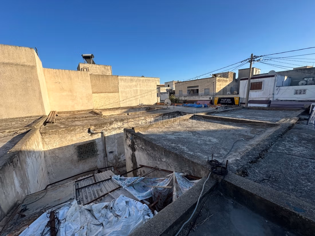 Terrain construit Commercial très bien situé