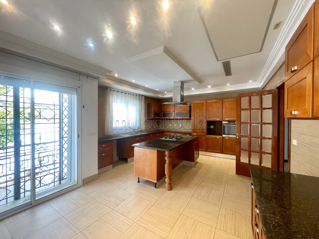 Maestosa villa in affitto a Les Berges Du Lac 2. Superficie totale 900 m². Doppi vetri, porta blindata