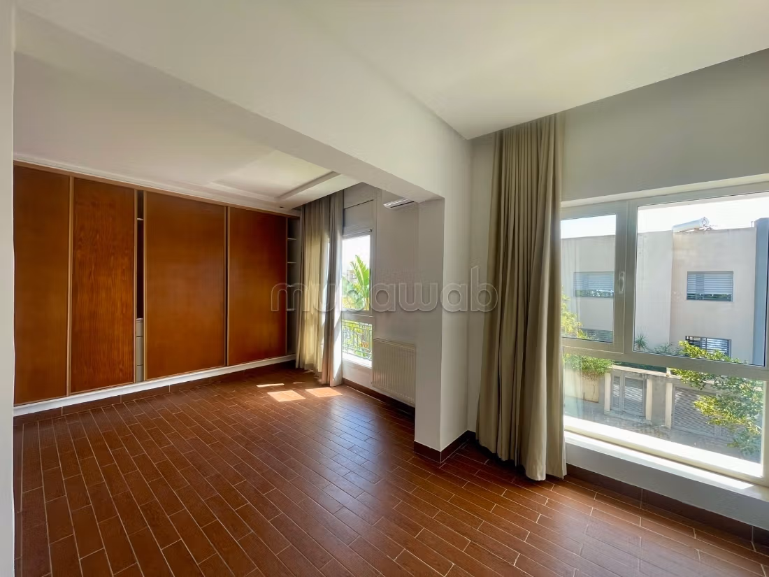 Maestosa villa in affitto a Les Berges Du Lac 2. Superficie totale 900 m². Doppi vetri, porta blindata