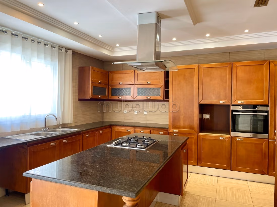 Maestosa villa in affitto a Les Berges Du Lac 2. Superficie totale 900 m². Doppi vetri, porta blindata