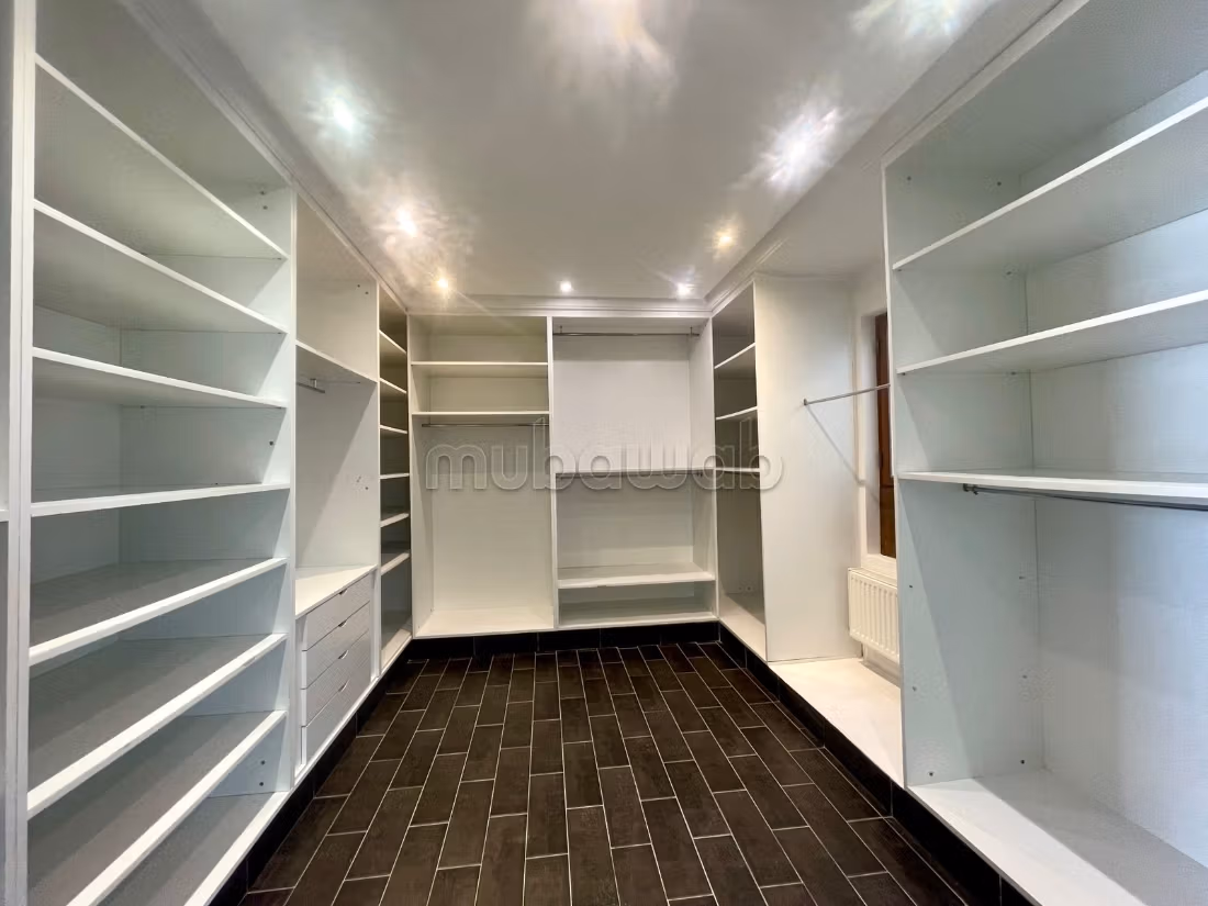 Maestosa villa in affitto a Les Berges Du Lac 2. Superficie totale 900 m². Doppi vetri, porta blindata