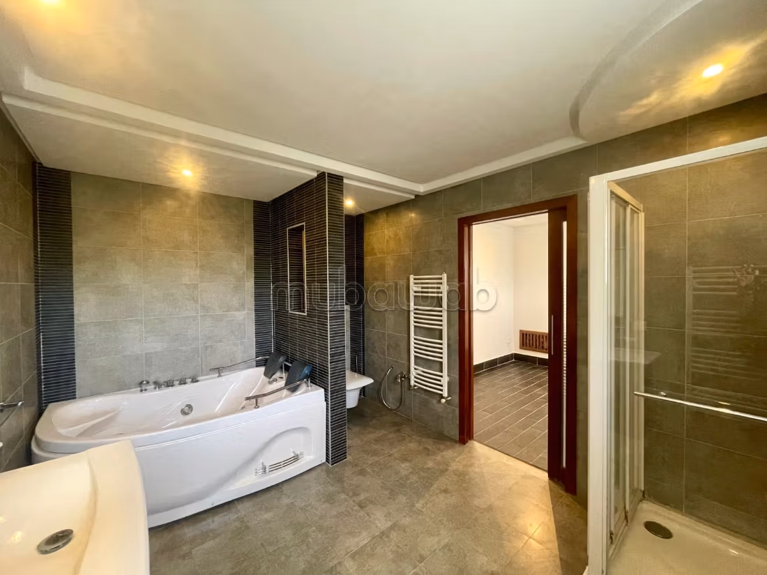 Maestosa villa in affitto a Les Berges Du Lac 2. Superficie totale 900 m². Doppi vetri, porta blindata