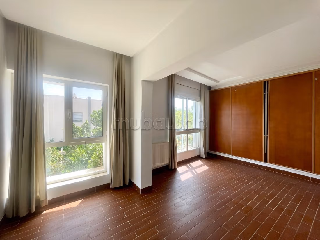 Maestosa villa in affitto a Les Berges Du Lac 2. Superficie totale 900 m². Doppi vetri, porta blindata
