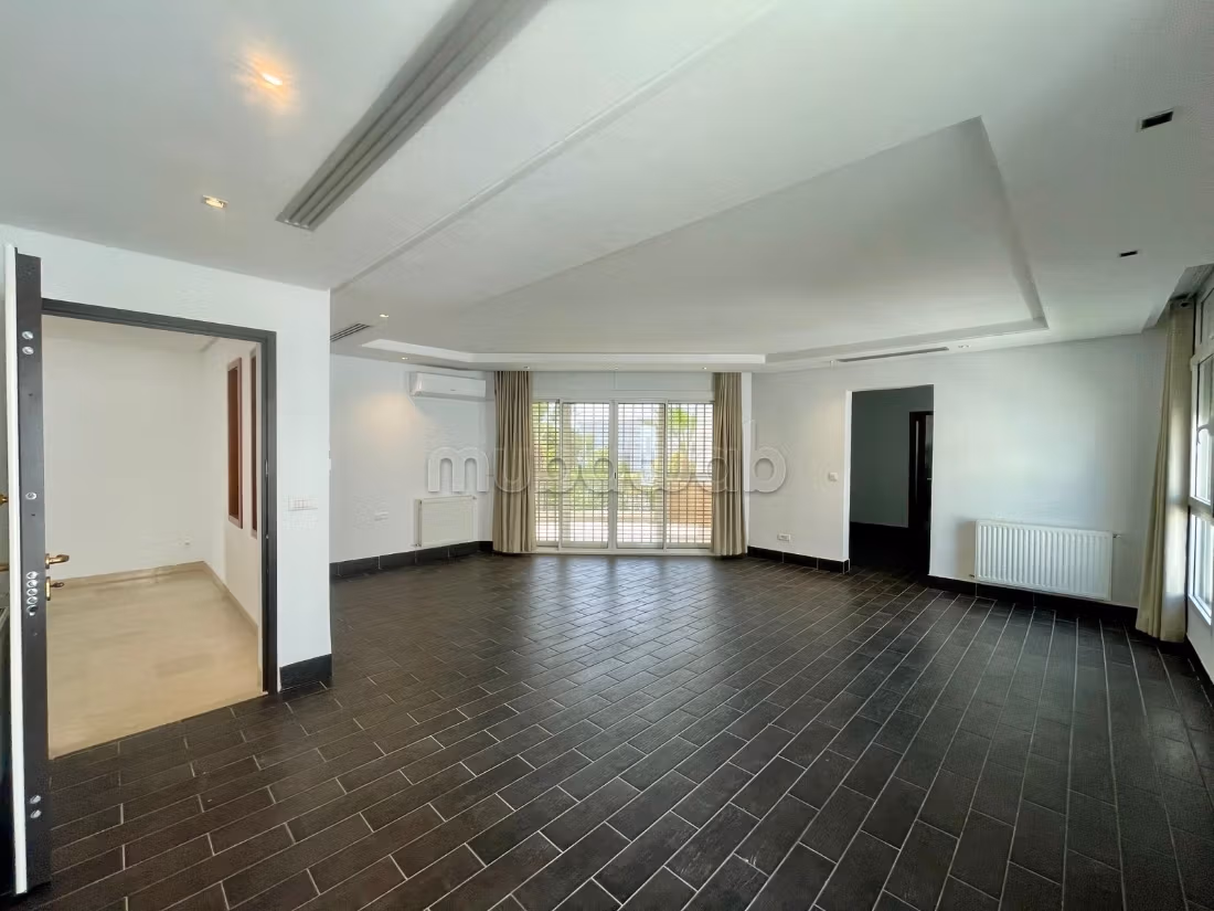Maestosa villa in affitto a Les Berges Du Lac 2. Superficie totale 900 m². Doppi vetri, porta blindata