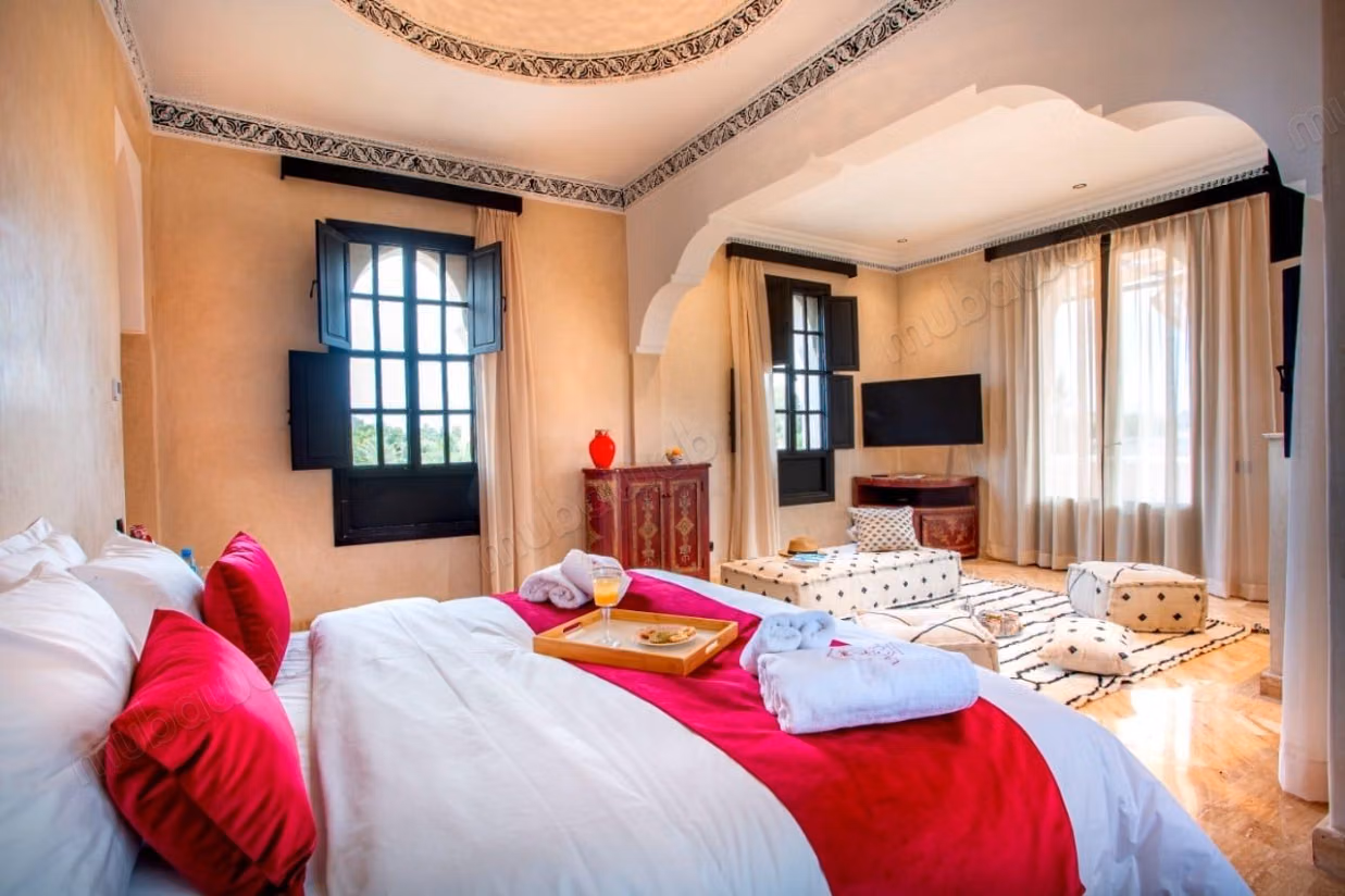 High quality villa for sale in Route de Ouarzazate. Surface area 360 m². Fireplace, swimming pool