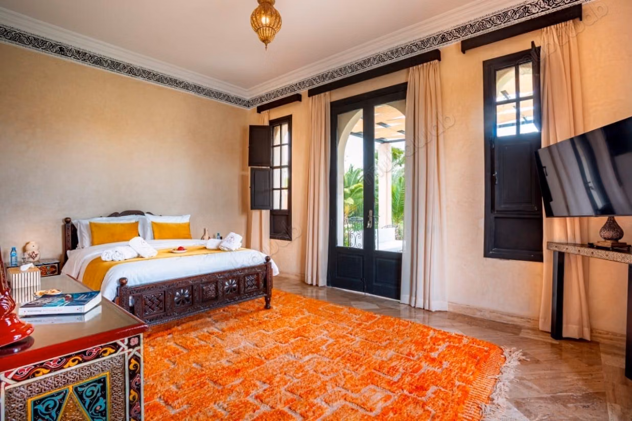 High quality villa for sale in Route de Ouarzazate. Surface area 360 m². Fireplace, swimming pool