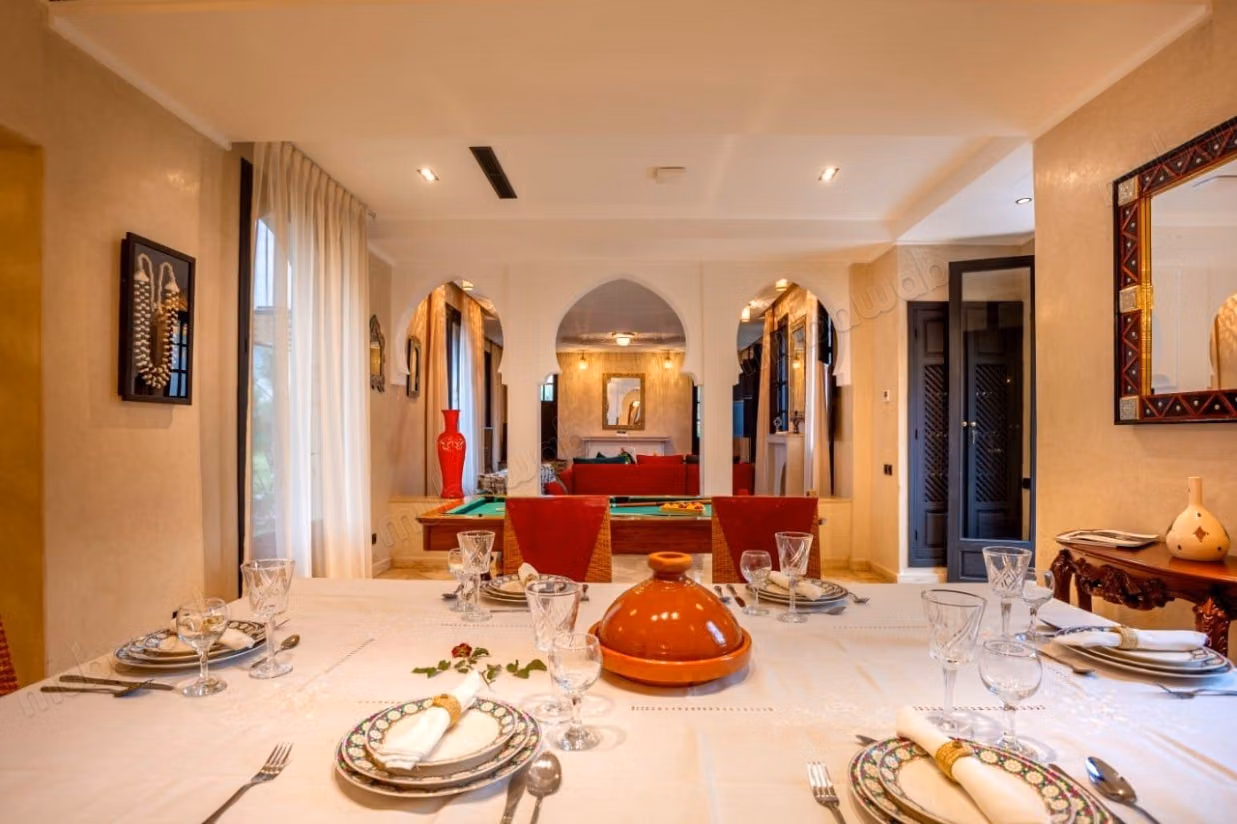 High quality villa for sale in Route de Ouarzazate. Surface area 360 m². Fireplace, swimming pool