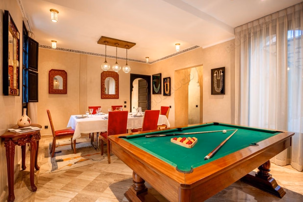 High quality villa for sale in Route de Ouarzazate. Surface area 360 m². Fireplace, swimming pool