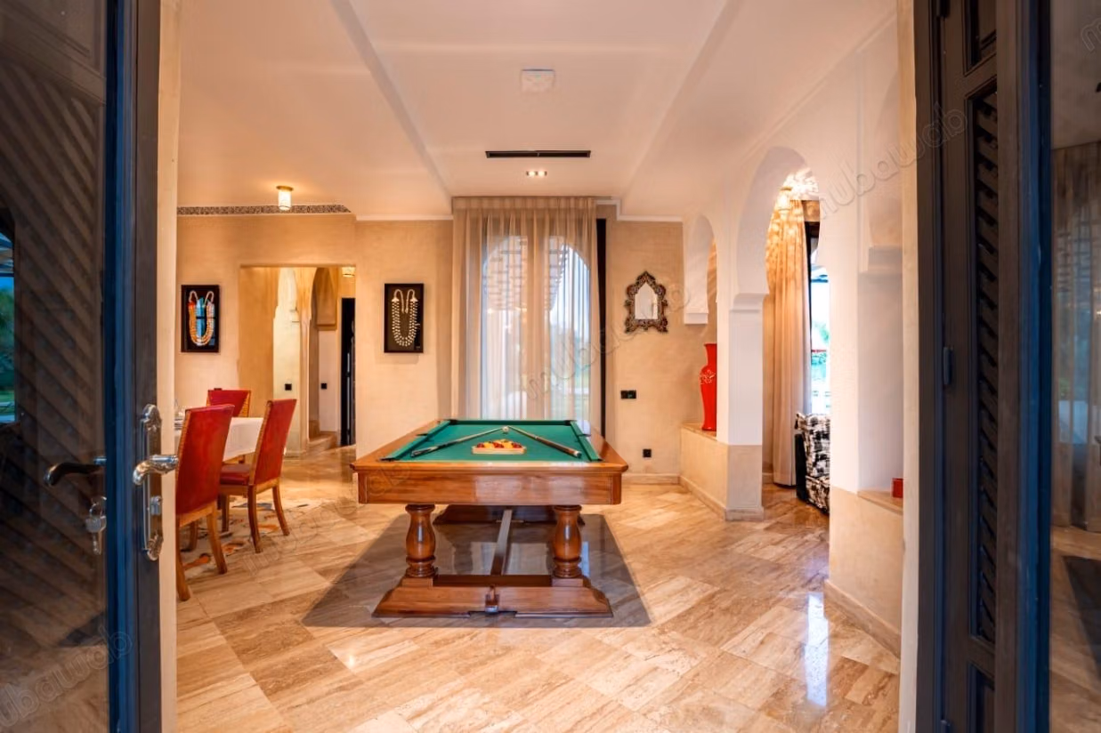 High quality villa for sale in Route de Ouarzazate. Surface area 360 m². Fireplace, swimming pool