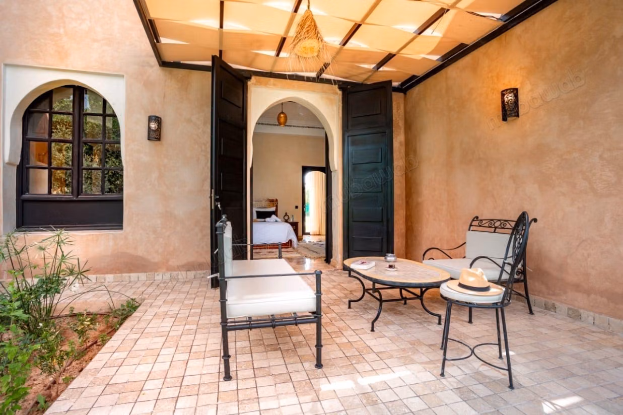 High quality villa for sale in Route de Ouarzazate. Surface area 360 m². Fireplace, swimming pool